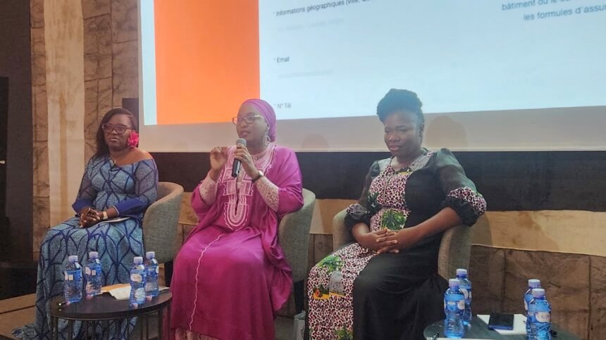 stratégique: Trois entrepreneures et expertes financières s'exprimant lors d'un panel intitulé « Entrepreneuriat Féminin, Microfinance et Assurance » en mars 2026, discutant des stratégies pour accroître l'inclusion financière des femmes en Afrique de l'Ouest.