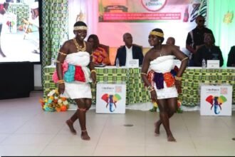 Excellence: Une bannière promotionnelle pour la 21e édition du FICAD à Daoukro (28 mars–5 avril 2026), présentant les « 3 Piliers d'Excellence » — Authenticité, Dialogue sur l'IA et Héritage Littéraire — sur un fond mêlant masques traditionnels Akan et motifs numériques.