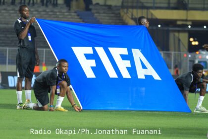 Le président de la CAF, Patrice Motsepe, en costume professionnel, représentant la direction du football africain lors de la controverse majeure sur le titre de la CAN 2026 et des réformes judiciaires.