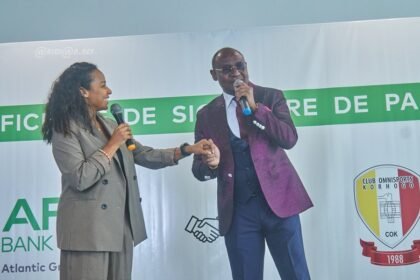 Fiabilité: La DGA d'AFG Bank Côte d'Ivoire, Aïssatou Cissé, et le président du COK, Bakary Ouattara, lors de la cérémonie officielle de signature de sponsoring en mars 2026, faisant de la banque le partenaire principal du Club Omnisports de Korhogo.