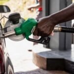 Stabilité des Prix: Un gros plan d'un pistolet de carburant et d'un affichage numérique dans une station-service ivoirienne en avril 2026, représentant la décision du gouvernement de maintenir des prix stables pour le super (820 FCFA) et le gasoil (675 FCFA) malgré la hausse des cours mondiaux du pétrole.
