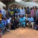 Capital Social: Un grand rassemblement communautaire à Kouassiblé-Kro, dans la région de Gbêkê, en mars 2026, avec le leader local Louis Kouakou Habonouan lors d'un événement de mobilisation sociale axé sur le développement rural et l'autonomisation des jeunes en Côte d'Ivoire.