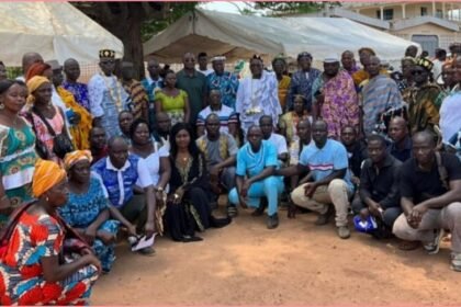 Capital Social: Un grand rassemblement communautaire à Kouassiblé-Kro, dans la région de Gbêkê, en mars 2026, avec le leader local Louis Kouakou Habonouan lors d'un événement de mobilisation sociale axé sur le développement rural et l'autonomisation des jeunes en Côte d'Ivoire.