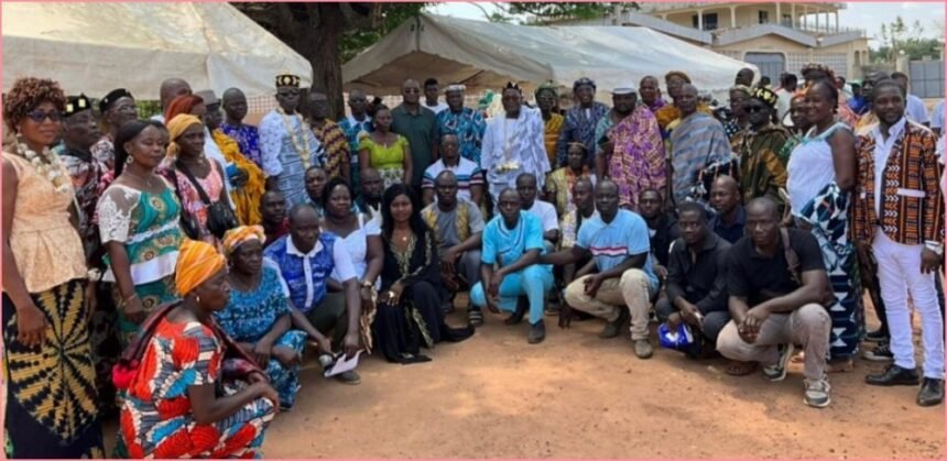 Capital Social: Un grand rassemblement communautaire à Kouassiblé-Kro, dans la région de Gbêkê, en mars 2026, avec le leader local Louis Kouakou Habonouan lors d'un événement de mobilisation sociale axé sur le développement rural et l'autonomisation des jeunes en Côte d'Ivoire.