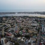 De l'eau fraîche et claire coulant d'un robinet extérieur moderne en Côte d'Ivoire, symbolisant l'initiative nationale « Eau Pour Tous » de 2026 et l'élan stratégique du gouvernement pour l'accès universel à l'eau potable via les nouveaux « boulevards hydrauliques ».