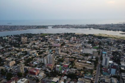 De l'eau fraîche et claire coulant d'un robinet extérieur moderne en Côte d'Ivoire, symbolisant l'initiative nationale « Eau Pour Tous » de 2026 et l'élan stratégique du gouvernement pour l'accès universel à l'eau potable via les nouveaux « boulevards hydrauliques ».