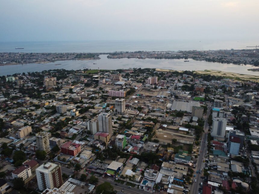 De l'eau fraîche et claire coulant d'un robinet extérieur moderne en Côte d'Ivoire, symbolisant l'initiative nationale « Eau Pour Tous » de 2026 et l'élan stratégique du gouvernement pour l'accès universel à l'eau potable via les nouveaux « boulevards hydrauliques ».