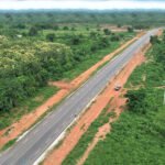 infrastructure: Une vue large de la route Sinfra–Bouaflé nouvellement achevée et bitumée dans la région de la Marahoué, en mars 2026, montrant l'autoroute fluide à deux voies qui a réduit le temps de trajet de trois heures à 45 minutes.