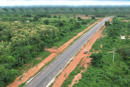 infrastructure: Une vue large de la route Sinfra–Bouaflé nouvellement achevée et bitumée dans la région de la Marahoué, en mars 2026, montrant l'autoroute fluide à deux voies qui a réduit le temps de trajet de trois heures à 45 minutes.