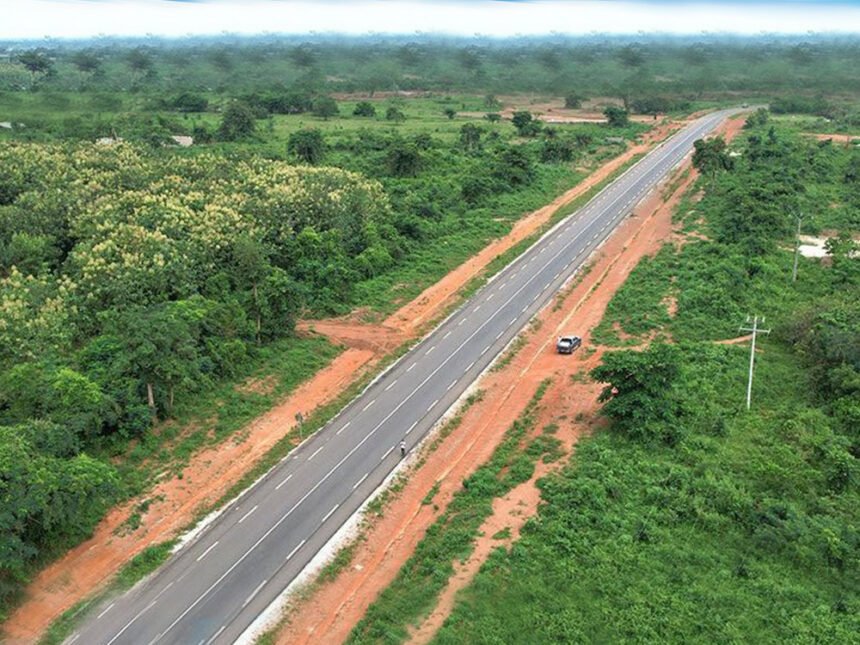 infrastructure: Une vue large de la route Sinfra–Bouaflé nouvellement achevée et bitumée dans la région de la Marahoué, en mars 2026, montrant l'autoroute fluide à deux voies qui a réduit le temps de trajet de trois heures à 45 minutes.