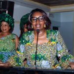 Me Linda Diplo s'adressant à une foule de femmes à Aboisso, en Côte d'Ivoire, lors d'un événement de la Journée Internationale de la Femme 2026, soulignant son rôle de leader et de défenseure de l'autonomisation des femmes dans la région du Sud-Comoé.