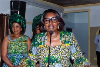 Me Linda Diplo s'adressant à une foule de femmes à Aboisso, en Côte d'Ivoire, lors d'un événement de la Journée Internationale de la Femme 2026, soulignant son rôle de leader et de défenseure de l'autonomisation des femmes dans la région du Sud-Comoé.