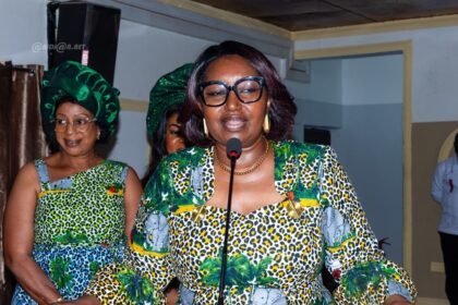 Me Linda Diplo s'adressant à une foule de femmes à Aboisso, en Côte d'Ivoire, lors d'un événement de la Journée Internationale de la Femme 2026, soulignant son rôle de leader et de défenseure de l'autonomisation des femmes dans la région du Sud-Comoé.