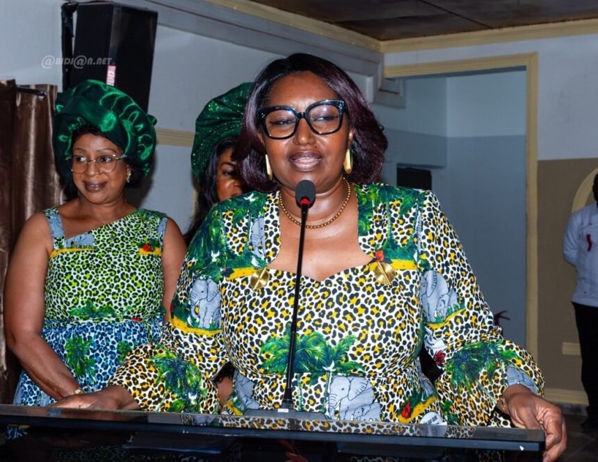 Me Linda Diplo s'adressant à une foule de femmes à Aboisso, en Côte d'Ivoire, lors d'un événement de la Journée Internationale de la Femme 2026, soulignant son rôle de leader et de défenseure de l'autonomisation des femmes dans la région du Sud-Comoé.