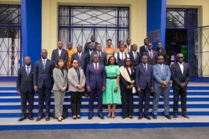 investissement: Des responsables de la BRVM et du Trésor Public du Burkina Faso célébrant la cotation officielle de trois emprunts obligataires souverains d'une valeur de 131 milliards de FCFA à la bourse régionale en mars 2026.