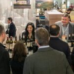 export: Sommeliers professionnels et importateurs de vin au Noom Hôtel Plateau à Abidjan lors de la tournée de dégustation des vins de Californie en Afrique de l'Ouest en mars 2026, explorant les sélections premium de Napa Valley et Sonoma dans le cadre d'une mission commerciale stratégique en Côte d'Ivoire.