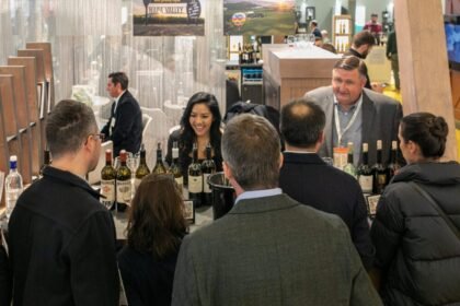 export: Sommeliers professionnels et importateurs de vin au Noom Hôtel Plateau à Abidjan lors de la tournée de dégustation des vins de Californie en Afrique de l'Ouest en mars 2026, explorant les sélections premium de Napa Valley et Sonoma dans le cadre d'une mission commerciale stratégique en Côte d'Ivoire.