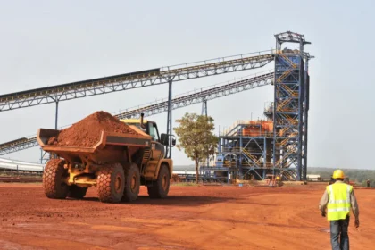 Production: Une vue aérienne d'une exploitation d'or à ciel ouvert d'Endeavour Mining en Côte d'Ivoire en mars 2026, représentant le jalon de production annuelle de 14 tonnes de la société aux mines d'Ity et de Lafigué et sa contribution continue de 200 milliards de FCFA à l'économie ivoirienne.