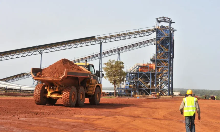 Production: Une vue aérienne d'une exploitation d'or à ciel ouvert d'Endeavour Mining en Côte d'Ivoire en mars 2026, représentant le jalon de production annuelle de 14 tonnes de la société aux mines d'Ity et de Lafigué et sa contribution continue de 200 milliards de FCFA à l'économie ivoirienne.