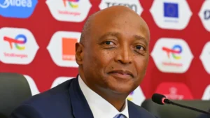 Le président de la CAF, Patrice Motsepe, en costume professionnel, représentant la direction du football africain lors de la controverse majeure sur le titre de la CAN 2026 et des réformes judiciaires.