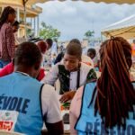 Transparence: Un groupe de jeunes bénévoles et les organisateurs du MASA 2026 lors d'une séance de recrutement et d'orientation à Abidjan en mars 2026, mettant en avant le programme d'engagement citoyen et de formation professionnelle pour la 14e édition du Marché des Arts du Spectacle Africain.