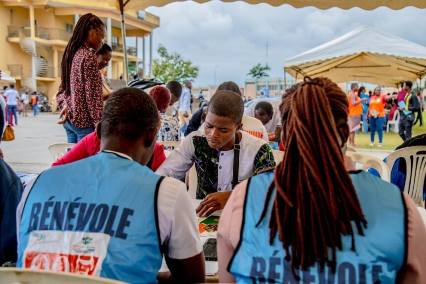 Transparence: Un groupe de jeunes bénévoles et les organisateurs du MASA 2026 lors d'une séance de recrutement et d'orientation à Abidjan en mars 2026, mettant en avant le programme d'engagement citoyen et de formation professionnelle pour la 14e édition du Marché des Arts du Spectacle Africain.