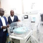 infrastructure: L'extérieur du nouveau pôle de gynéco-obstétrique de l'Hôpital Général de Sakassou, inauguré en mars 2026, une structure moderne dédiée à l'amélioration de la santé maternelle et néonatale dans le centre de la Côte d'Ivoire.