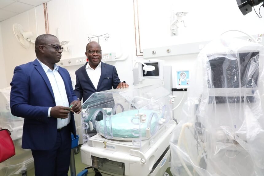 infrastructure: L'extérieur du nouveau pôle de gynéco-obstétrique de l'Hôpital Général de Sakassou, inauguré en mars 2026, une structure moderne dédiée à l'amélioration de la santé maternelle et néonatale dans le centre de la Côte d'Ivoire.