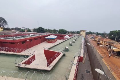 Intégrité: La prison civile de Katiola, récemment reconstruite et modernisée en mars 2026, avec des murs d'enceinte renforcés et des installations élargies pour 300 détenus dans le cadre du programme national de réforme judiciaire de la Côte d'Ivoire.