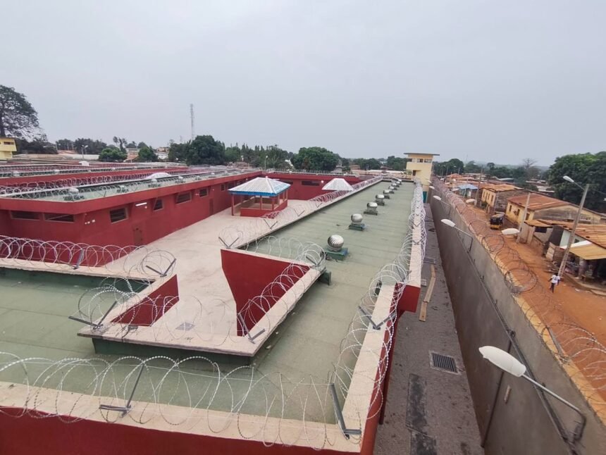 Intégrité: La prison civile de Katiola, récemment reconstruite et modernisée en mars 2026, avec des murs d'enceinte renforcés et des installations élargies pour 300 détenus dans le cadre du programme national de réforme judiciaire de la Côte d'Ivoire.