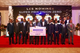 Excellence opérationnelle : les dirigeants et les lauréats de l'IPS-CNPS lors de la 8e édition du « Prix Santé et Sécurité au Travail » au Sofitel Hôtel Ivoire à Abidjan, le 26 mars 2026, célébrant l'excellence en matière de sécurité et d'innovation en milieu professionnel.