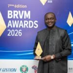 Excellence Financière: L'équipe dirigeante de Sika Finance, dont le directeur général Daniel Aggré, célébrant leur victoire consécutive en tant que « Média Financier de l'Année » lors de la 7e édition des BRVM Awards à Dakar, en mars 2026.