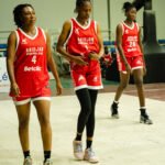 Des représentants de l'Abidjan Basketball Club (ABC) et de Lapaire tenant un ballon de basket commémoratif signé et un maillot lors d'une cérémonie officielle de partenariat en 2026 en Côte d'Ivoire.