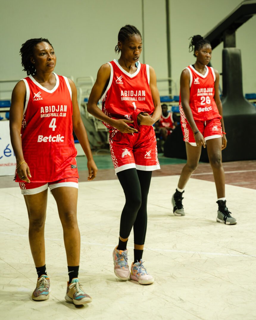 Des représentants de l'Abidjan Basketball Club (ABC) et de Lapaire tenant un ballon de basket commémoratif signé et un maillot lors d'une cérémonie officielle de partenariat en 2026 en Côte d'Ivoire.