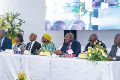 remorquage: Un document officiel affichant la grille tarifaire normalisée de remorquage 2026 pour Abidjan, en Côte d'Ivoire, détaillant les tarifs fixes pour l'enlèvement et la mise en fourrière des véhicules afin de garantir la transparence et d'éviter les surcharges par les opérateurs de dépannage.