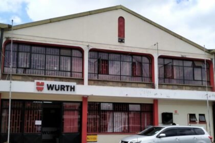 restructuration: Une vue extérieure de l'entrepôt et du siège social de Würth Kenya à Nairobi, arborant le logo rouge et blanc distinctif de Würth, représentant les près de 30 ans de présence de l'entreprise dans le secteur industriel d'Afrique de l'Est.