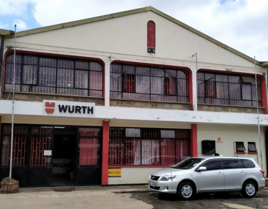 restructuration: Une vue extérieure de l'entrepôt et du siège social de Würth Kenya à Nairobi, arborant le logo rouge et blanc distinctif de Würth, représentant les près de 30 ans de présence de l'entreprise dans le secteur industriel d'Afrique de l'Est.