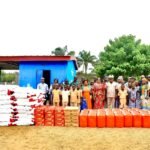 Bien-être Social: La Grande Chancelière Honoraire Henriette Dagri Diabaté et des responsables locaux de l'éducation lors d'une cérémonie de don de vivres à Jacqueville, le 31 mars 2026, visant à assurer la pérennisation des cantines scolaires et à réduire l'absentéisme scolaire en Côte d'Ivoire.