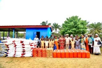 Bien-être Social: La Grande Chancelière Honoraire Henriette Dagri Diabaté et des responsables locaux de l'éducation lors d'une cérémonie de don de vivres à Jacqueville, le 31 mars 2026, visant à assurer la pérennisation des cantines scolaires et à réduire l'absentéisme scolaire en Côte d'Ivoire.