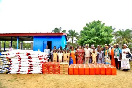 Bien-être Social: La Grande Chancelière Honoraire Henriette Dagri Diabaté et des responsables locaux de l'éducation lors d'une cérémonie de don de vivres à Jacqueville, le 31 mars 2026, visant à assurer la pérennisation des cantines scolaires et à réduire l'absentéisme scolaire en Côte d'Ivoire.