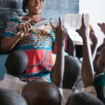 Excellence Éducative: Un groupe de nouveaux enseignants contractuels ivoiriens participant à une session de formation pédagogique intensive à Ebimpé, en mars 2026, dans le cadre de l'initiative du ministère de l'Éducation visant à déployer 1 800 professeurs de sciences et de mathématiques dans les écoles du pays.