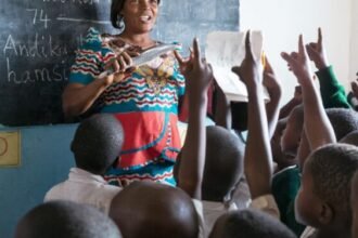 Excellence Éducative: Un groupe de nouveaux enseignants contractuels ivoiriens participant à une session de formation pédagogique intensive à Ebimpé, en mars 2026, dans le cadre de l'initiative du ministère de l'Éducation visant à déployer 1 800 professeurs de sciences et de mathématiques dans les écoles du pays.